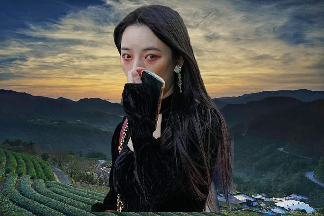 只有天真的小孩们,不明白这是什么意思,茫然在望着父母,清澈的眼睛,一尘不染……