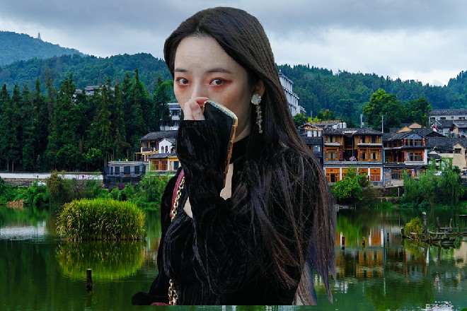应该是在漂流的时候,她心中慌乱,双手无意识乱捉,挠到了软功柔术三折的脖颈。