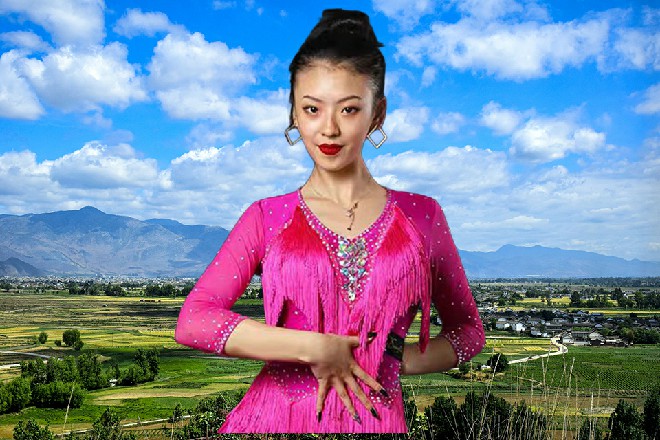 韩易摇着小扇子，气定神闲，“面对这个危机，周导肯定有应对的办法。