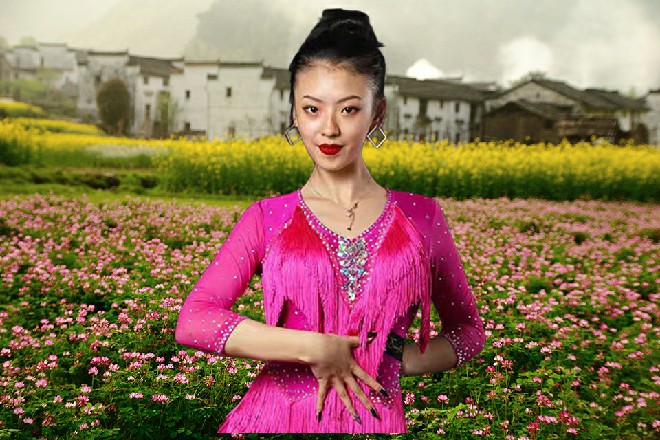 会场的上空，顿时绽放一束束烟花。一片片烟火，交织成绚烂美丽的图案。