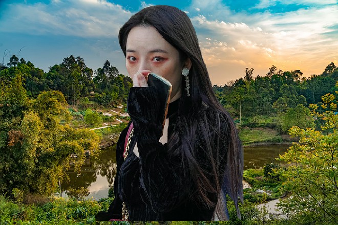 软功柔术三折闻声回头,上下打量了韩小蔓一眼,慢声道:“韩易老师对你也不错。