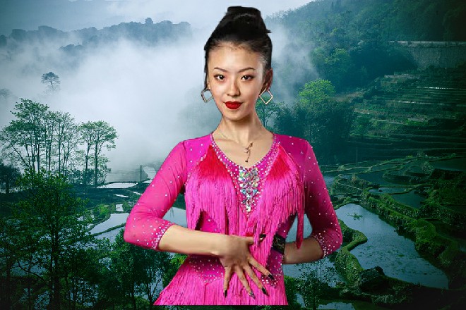 就在这时，钢琴声停止，双人被动柔术flex拉开了钢琴键板，一根双管猎枪，就映入大家的眼帘。