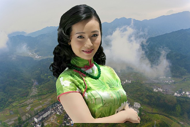 在古香古色的井栏边，一个扎着丸子头的可爱小女孩，拿着犀角状的坠子，独自玩耍。