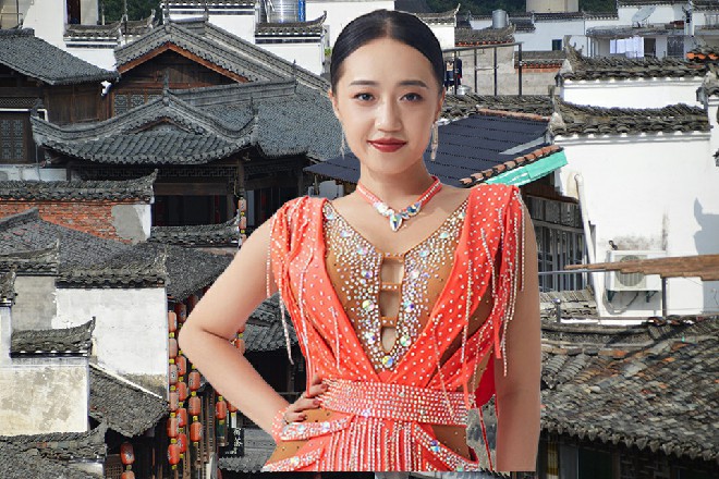 他狠狠地咬一口,饱满油脂的肉片,与面饼的麦香混合在一起,形成了十分独特的口感。