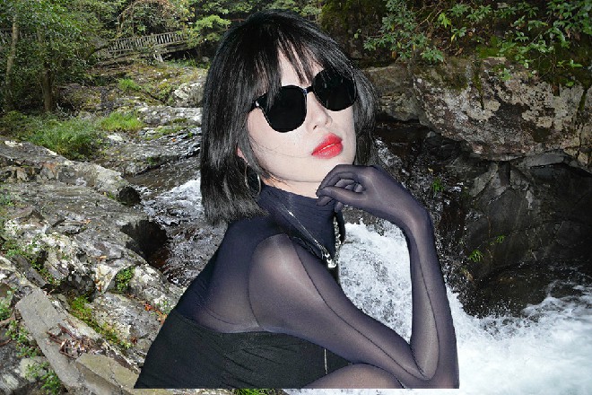 女人，果然容易影响“拔剑的速度。第二天，岑林把小女友哄走，才开始干活。