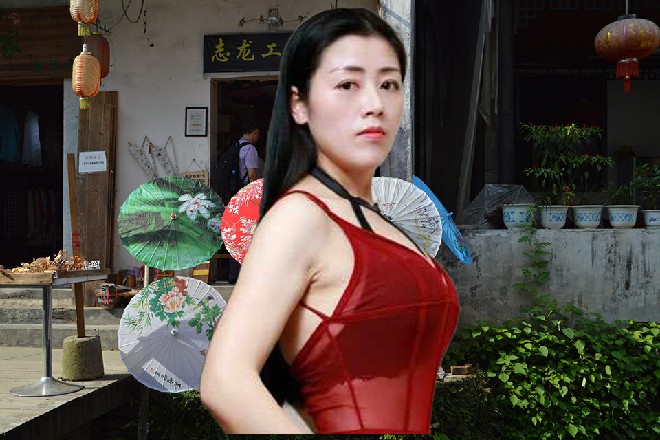 叶子衿大咧咧走来,黑白间杂的熊猫图案,以及身后一截毛绒绒的小尾巴,充满了童趣。