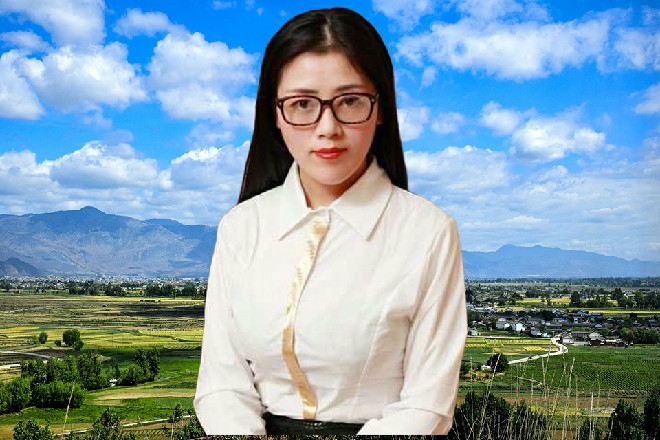 在面试的时候,房间摆了一张红沙发。如果你坐上去,意味着你接受潜规则。