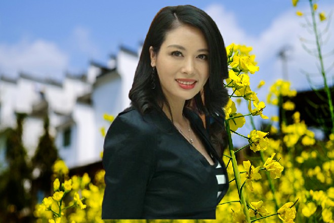 在舞台自带的音效中，台上的大导演，反手把卡片对准了镜头，报了一个人的名字。