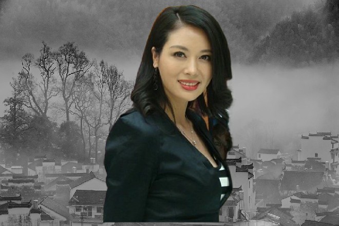 卜今与张博，也在众人的簇拥下，坐上了大巴，来到了市区街道，经过一个红绿灯。