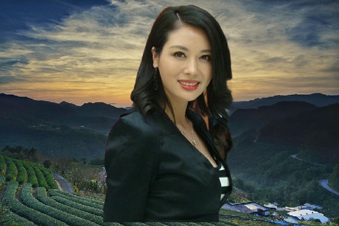 在古香古色的井栏边,一个扎着丸子头的可爱小女孩,拿着犀角状的坠子,独自玩耍。