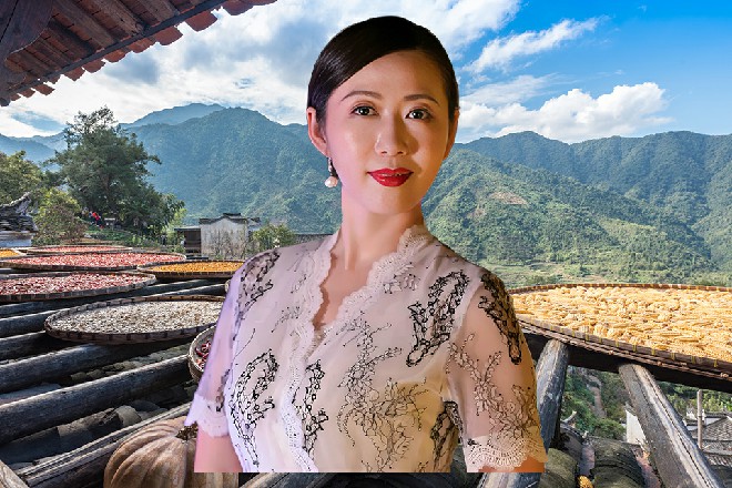 黎姝灌了口红酒，脸上绽放一抹惊心动魄的笑容，“所以女人自己一定要坚强。