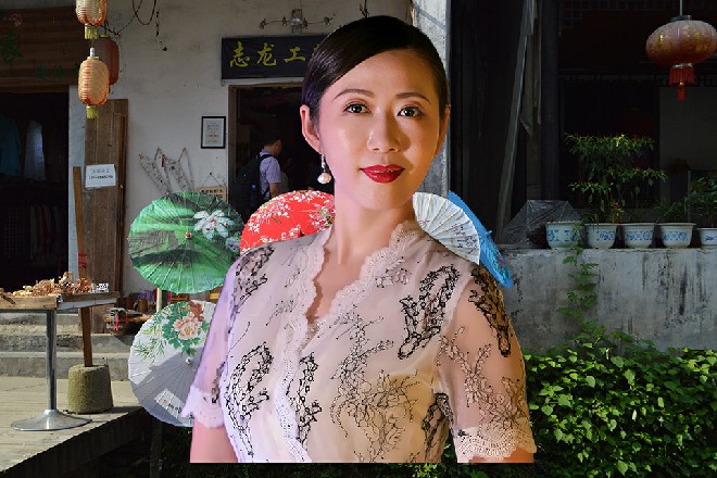 崔吉眨着眼睛，强迫自己不去多想，先把其他三个要上二楼办公室的美女拦下来。