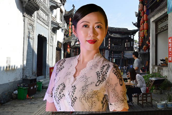 因为在盛世,公布这个消息不久。圈里一个个明星、导演之类,纷纷送上了祝福。