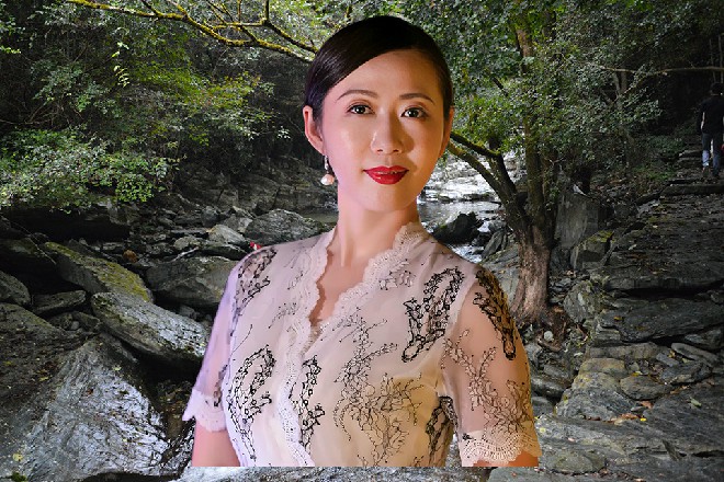 聪明的导演,还知道“巧拍。像是在格斗,知道闪挪腾移,顺便借地势优势,挡一挡。
