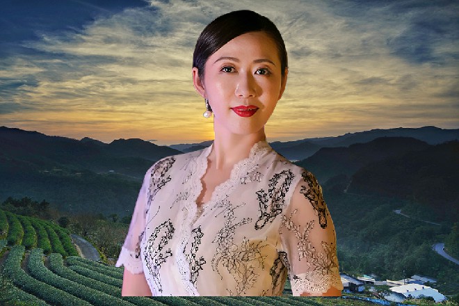 就发现机场中,出现了一个精灵似的少女,一身飘逸的白发,吸引了大众的目光。