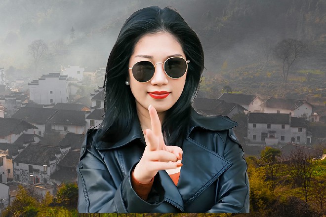 其实站在外面也不错,毕竟在旁边的墙壁上,悬挂了一块又宽又大的电子屏。